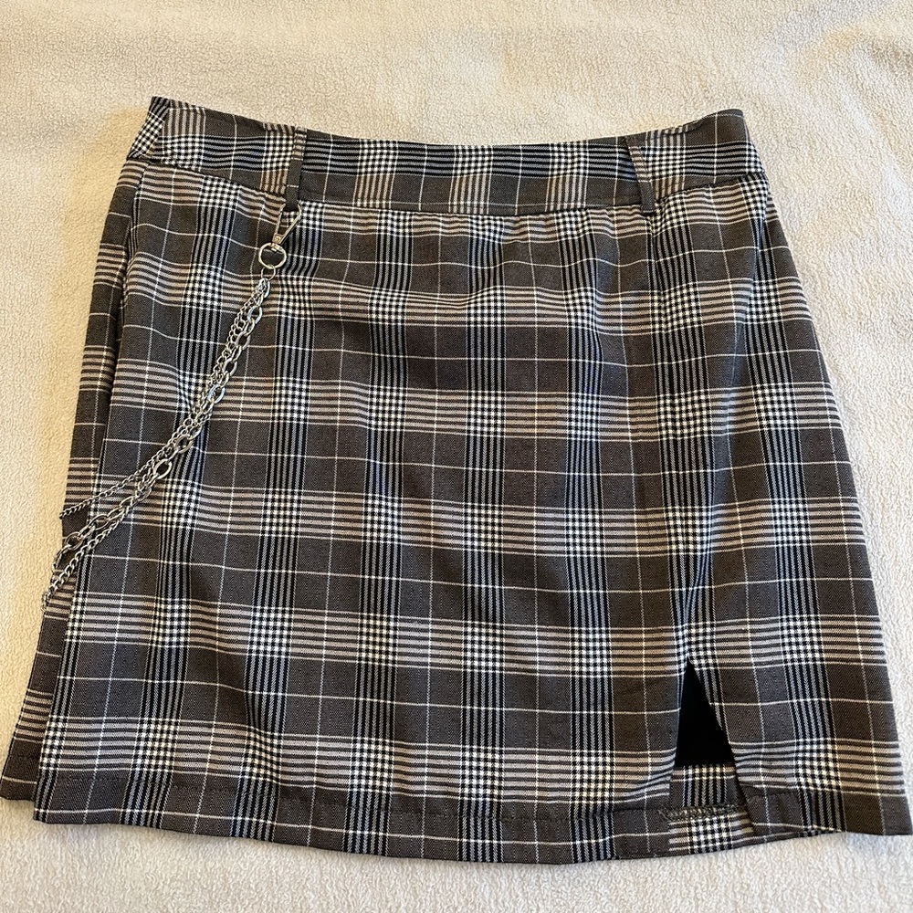 Never worn with tag: grey checkered skirt with chain from Wild Honey